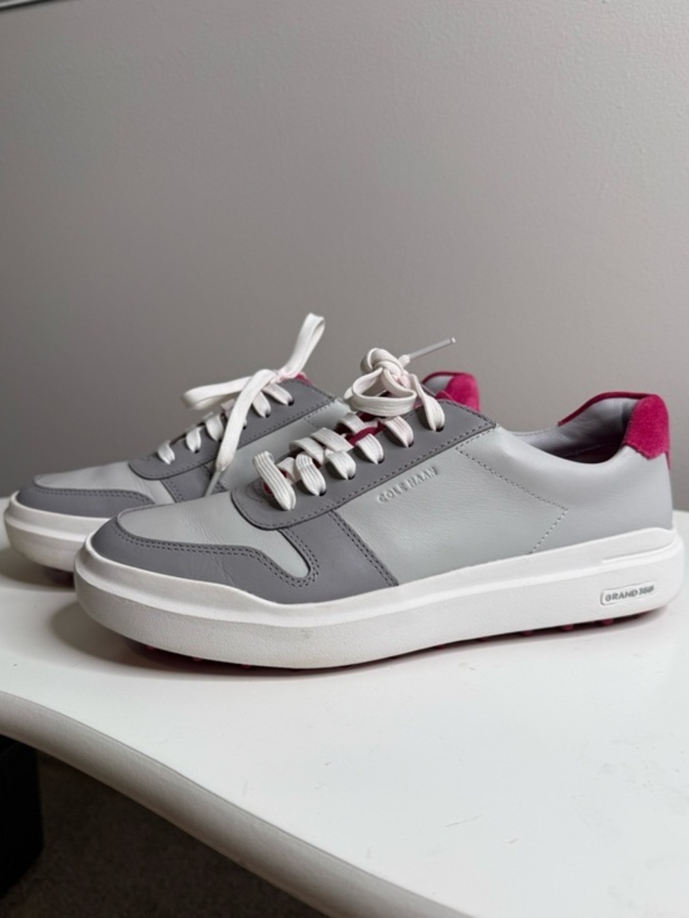 COLE HAAN Women's Grandpro Am Spikeless Golf Shoe - Grey/Pink